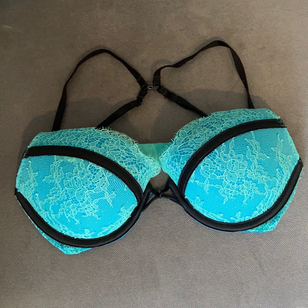 Victoria’s Secret Very Sexy Push Up Bra - 32D - convertible